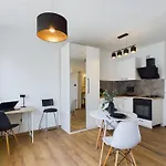 Bright In Downtown By Renters