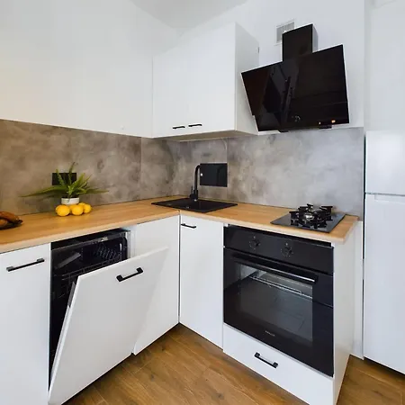 Bright In Downtown By Renters Apartament